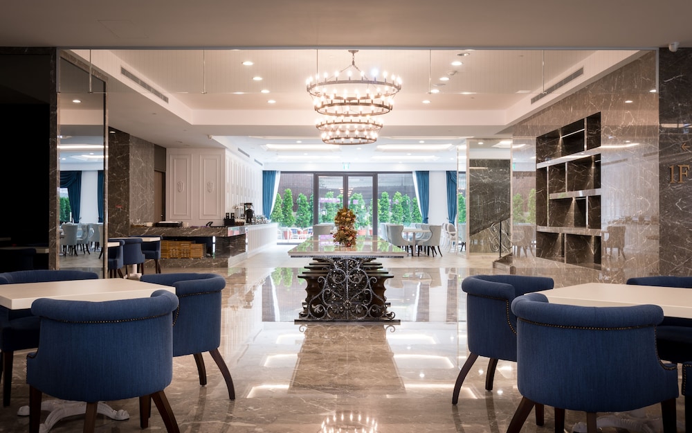 Hua Hotel 61/67