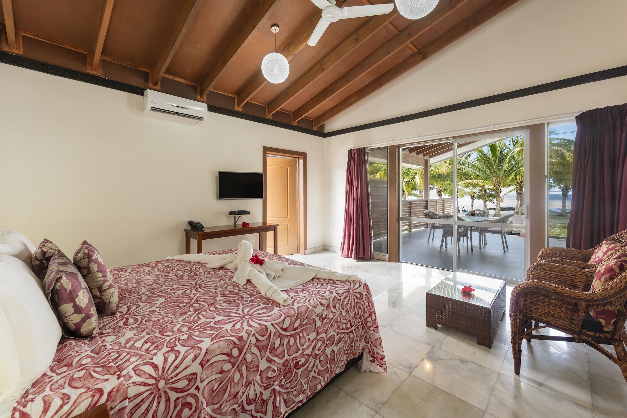 Suite, 1 Double and 1 Single Bed, Beach Front
