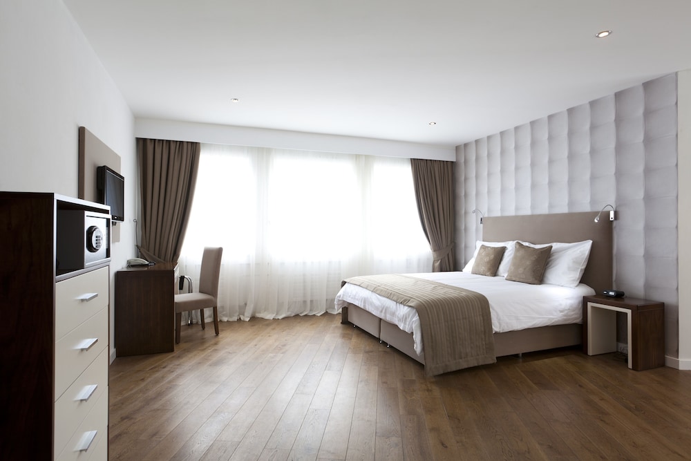 Hotel Alpha 4/47