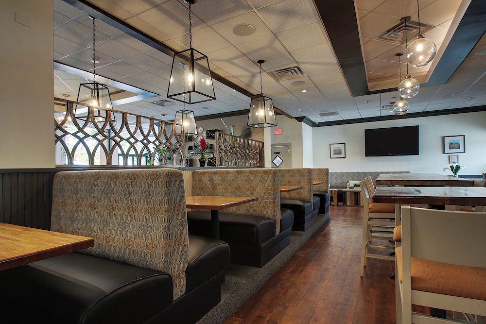 Holiday Inn Westbury-Long Island 37/64