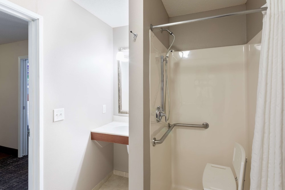 Grandstay Residential Suites Hotel - Sheboygan 65/69