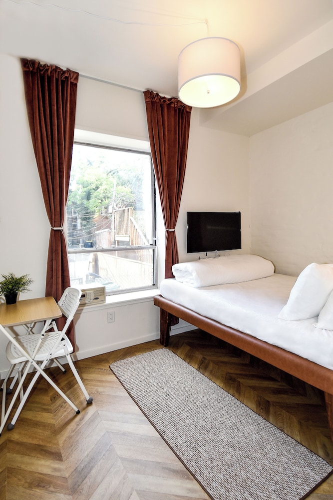 Cozy, Queen Bed, Lounge Level