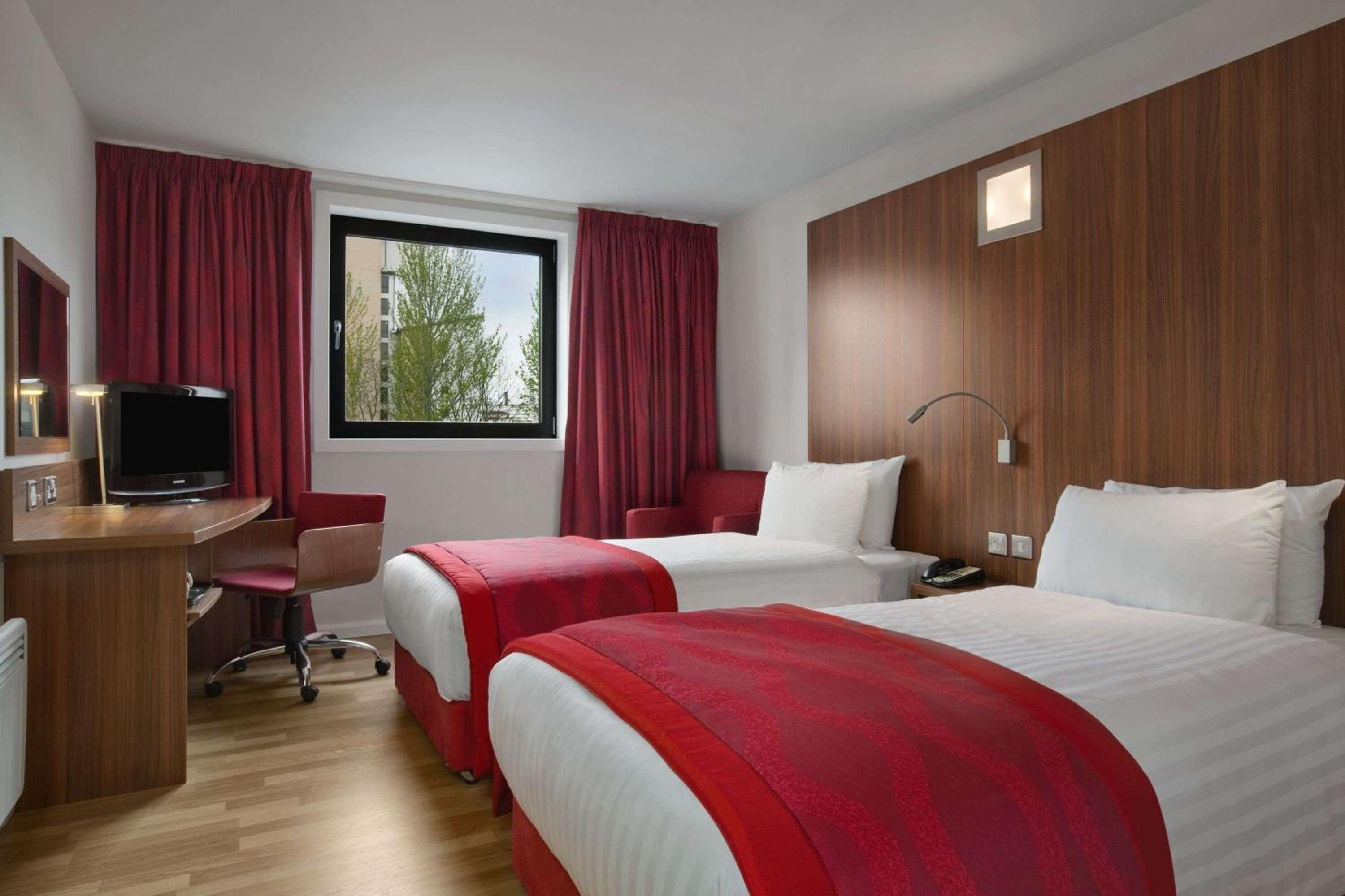 ROOM, TWIN BEDS