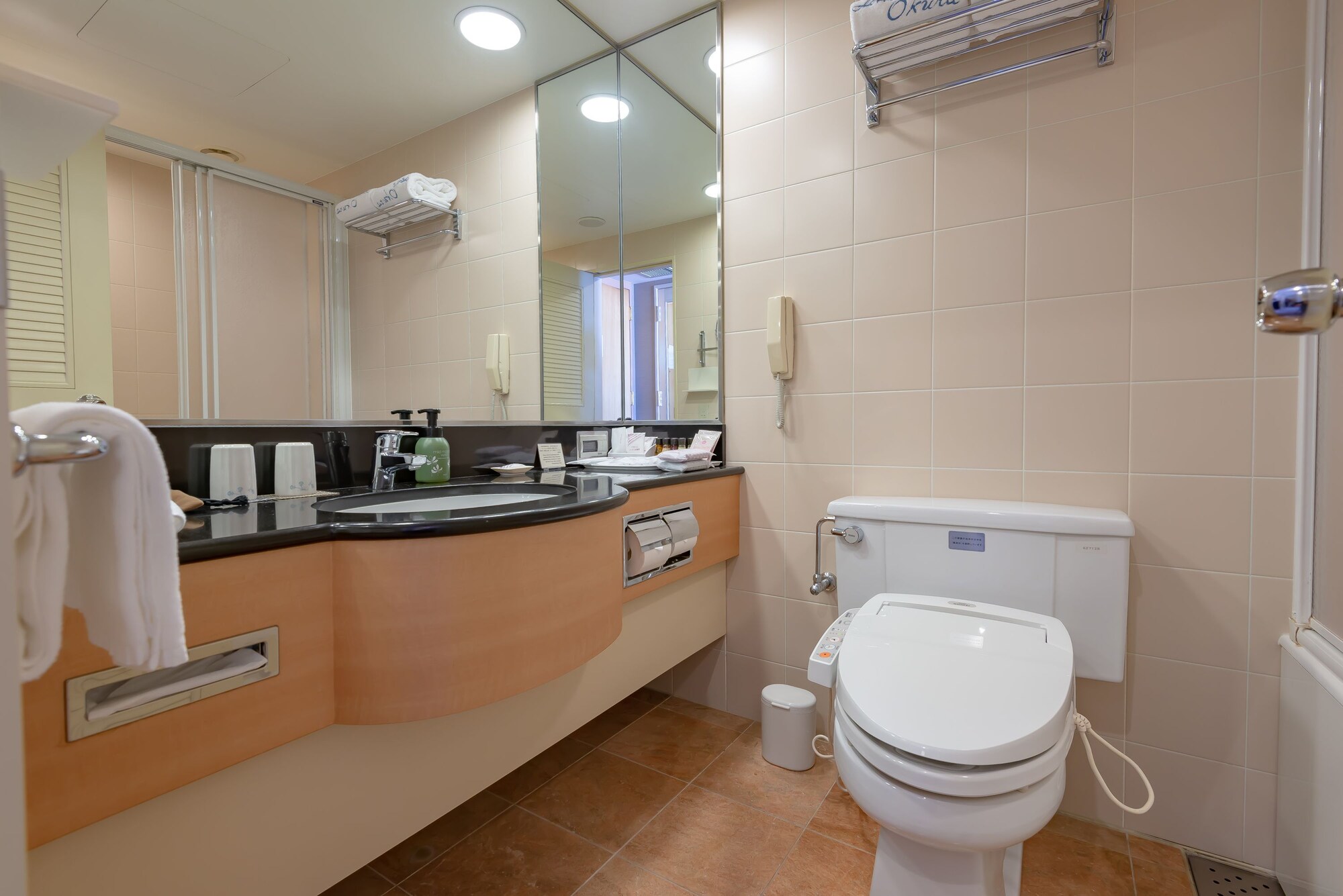 Room, Twin Beds, Two Extra Beds, Large، Hotel Okura Fukuoka 4/5