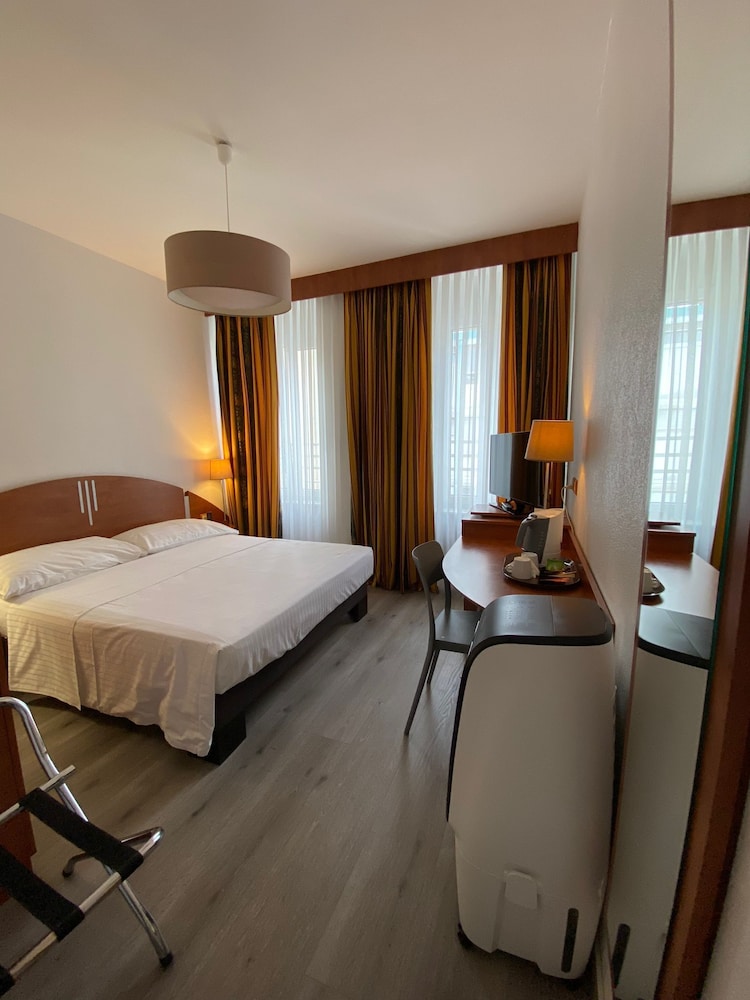 Admiral Hotel 24/48