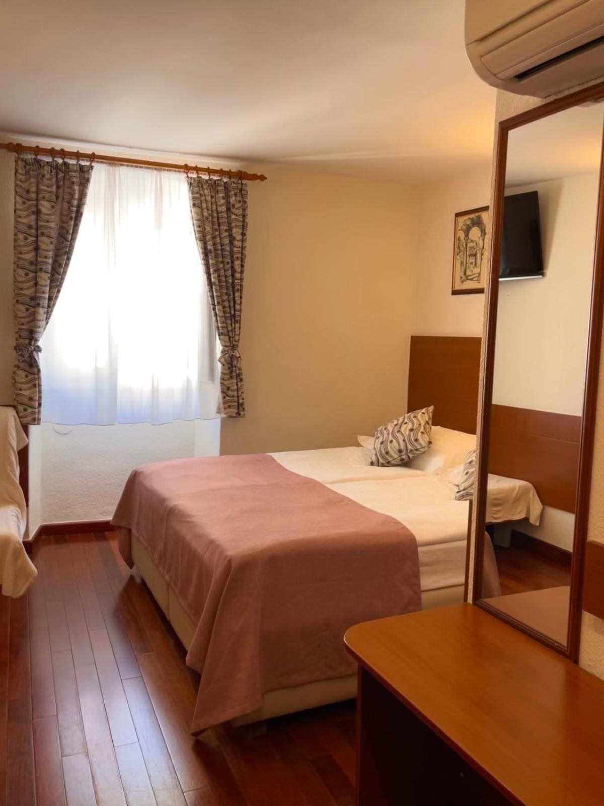 ROOM, SINGLE
