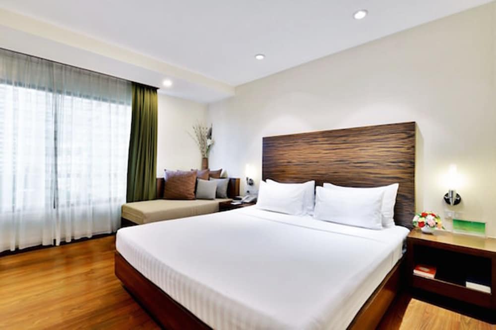 St James Hotel 12/50