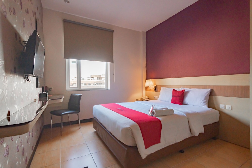 RedDoorz Premium Near Bandung Station 8/63