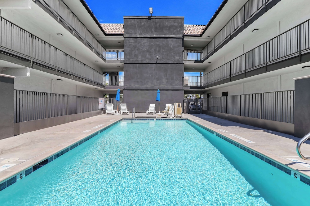 Studio6 Suites Escondido, CA 22/25