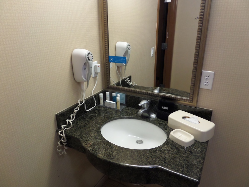 Hampton Inn and Suites-Bakersfield/Hwy 58, CA 43/51