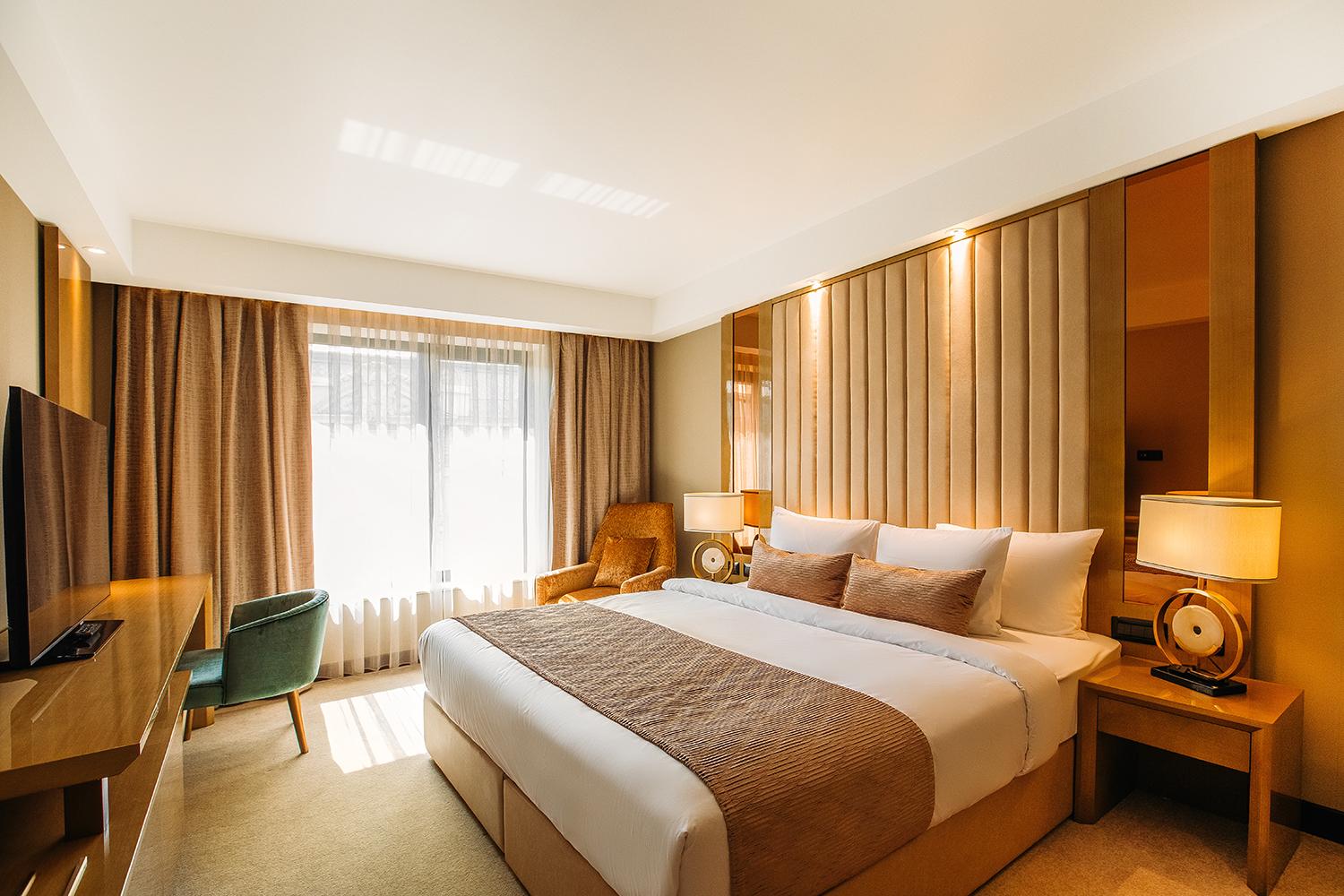 DELUXE, KING BED