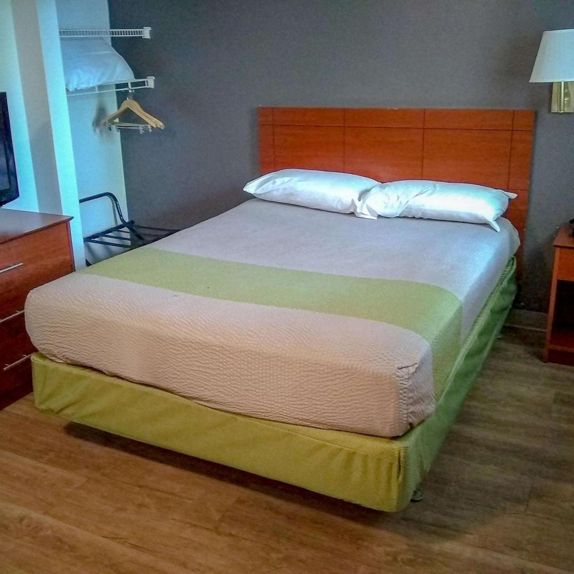 DELUXE, QUEEN BED