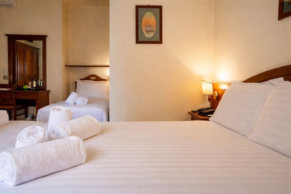 غرفة كلاسيكية رباعية بسرير مزدوج وسريرين منفصلين، HOTEL PAVONE 3/7
