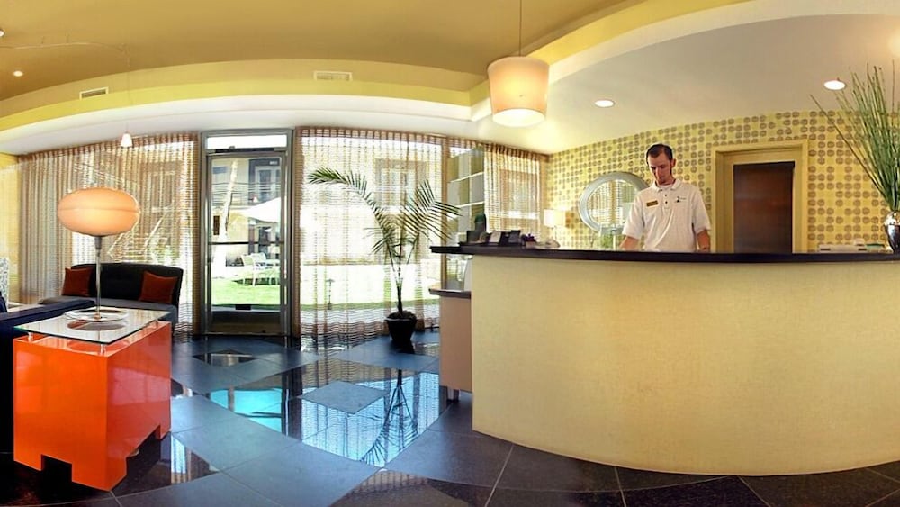 7 Springs Inn Suites 8/60