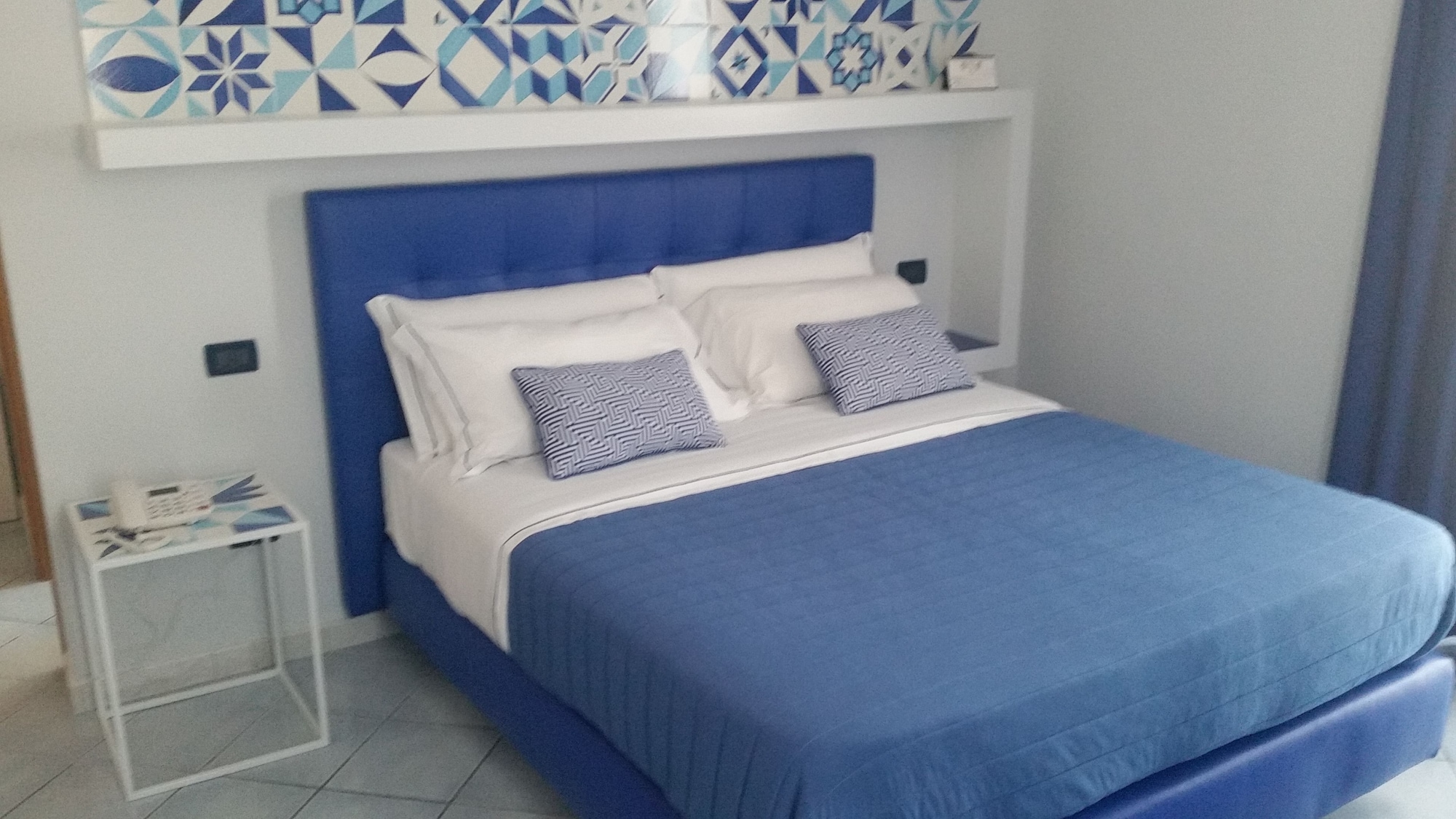 ROOM, TWIN BEDS