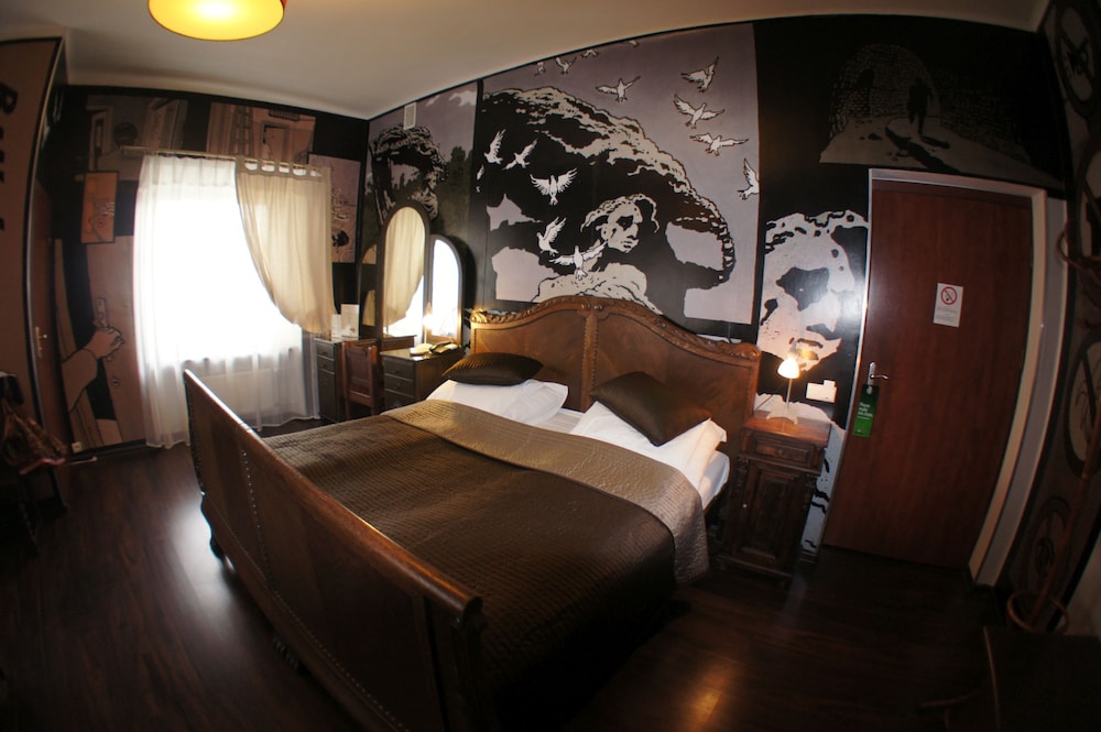 FAMILY, 1 DOUBLE AND 1 SINGLE BED
