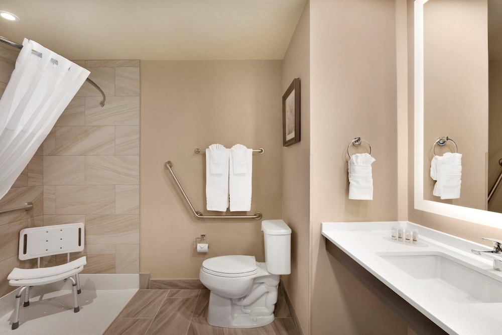 Fairfield Inn & Suites by Marriott Airdrie 13/54