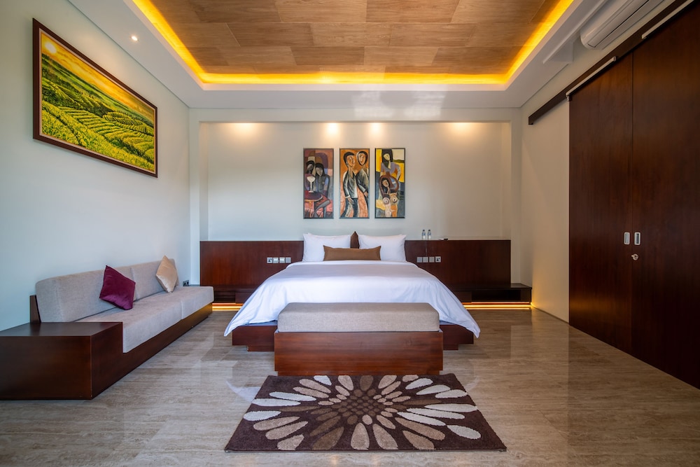 6 BEDROOMS, VILLA