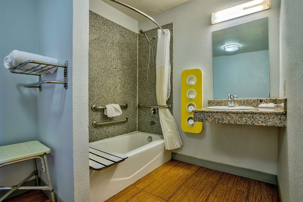 Motel6 Menifee, CA 70/71