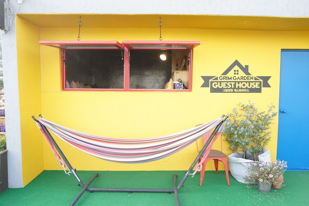 Grim Garden Guest House 10/38