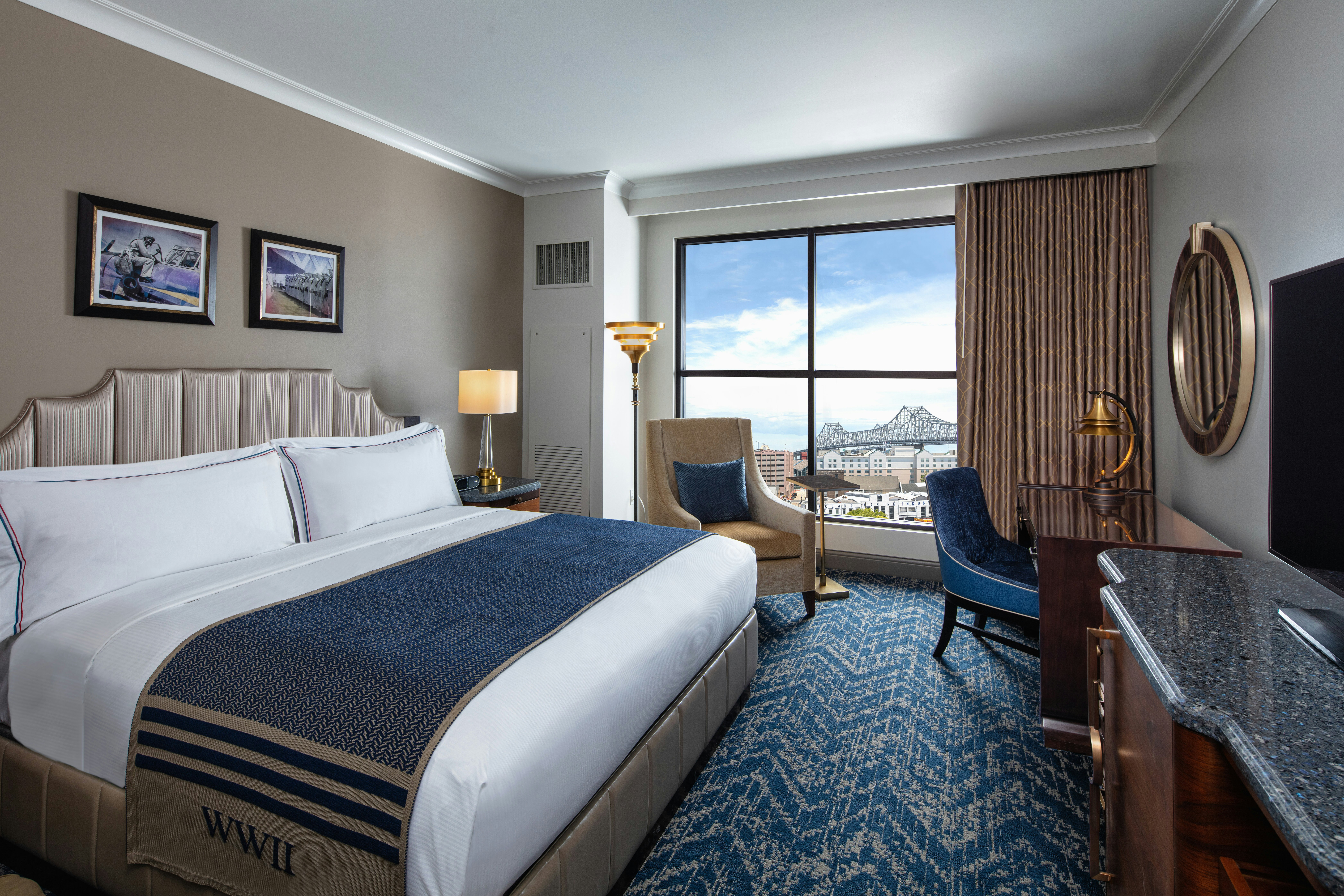 غرفة بسرير كينج