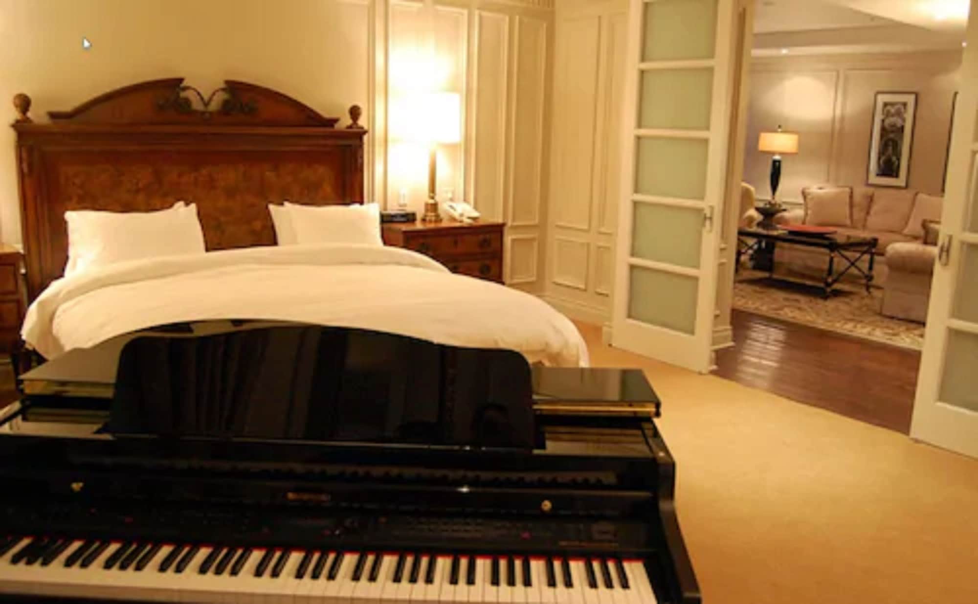WINDSOR, SUITE, KING BED, 2 SOFA