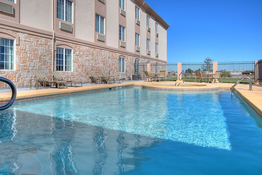 Spark by Hilton Pecos 4/33