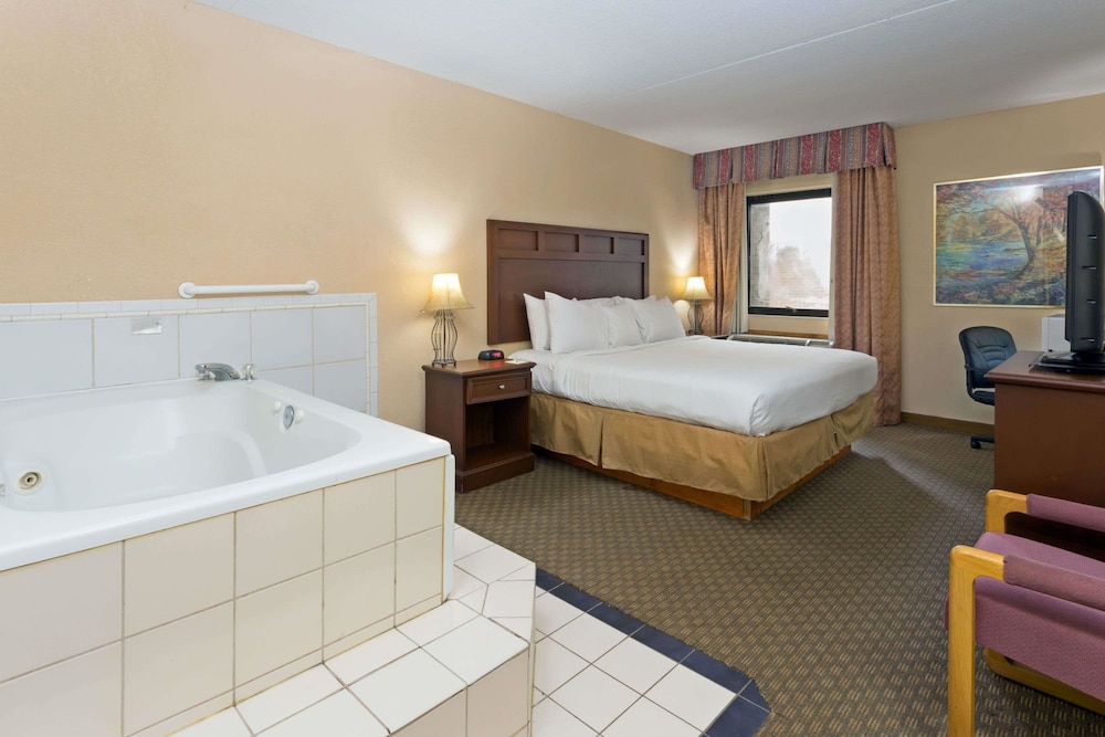Days Inn & Suites By Wyndham Northwest Indianapolis 15/40