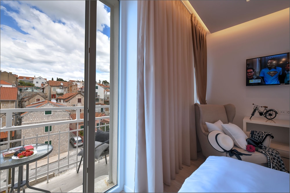 Via Porto Rooms 26/49