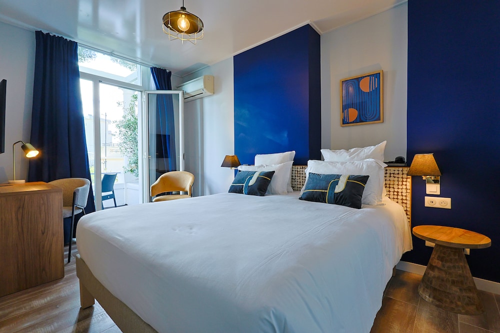 SUPERIOR, QUEEN BED, SEA VIEW, BALCONY