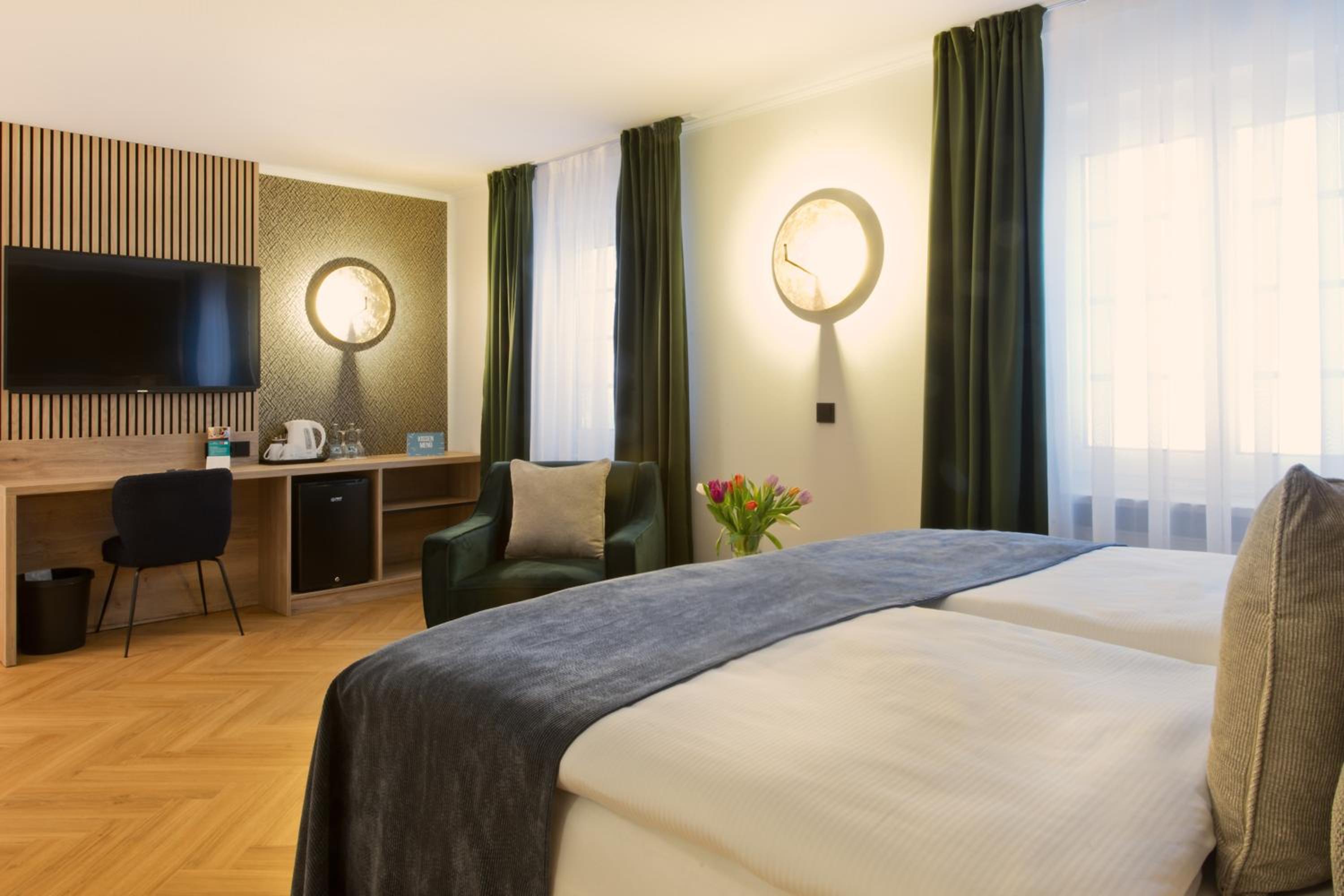 DELUXE, DOUBLE BED