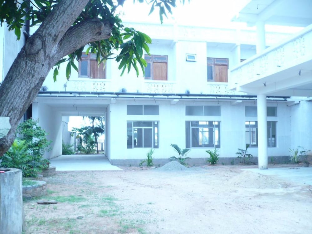 Lagoon Waves Hotel 2/28
