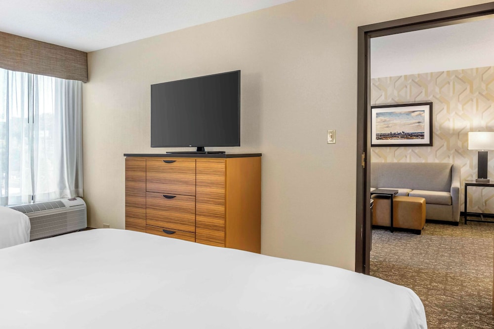 جناح بسريرين كوين بغرفتين مع أريكة بحوض استحمام لذوي الإعاقة