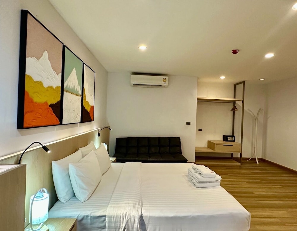 EXECUTIVE, SUITE, KING BED, SOFA