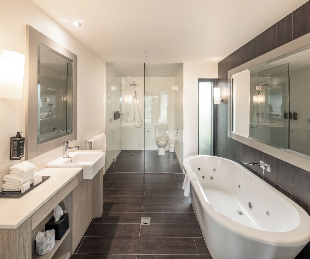Mercure Portsea 66/67