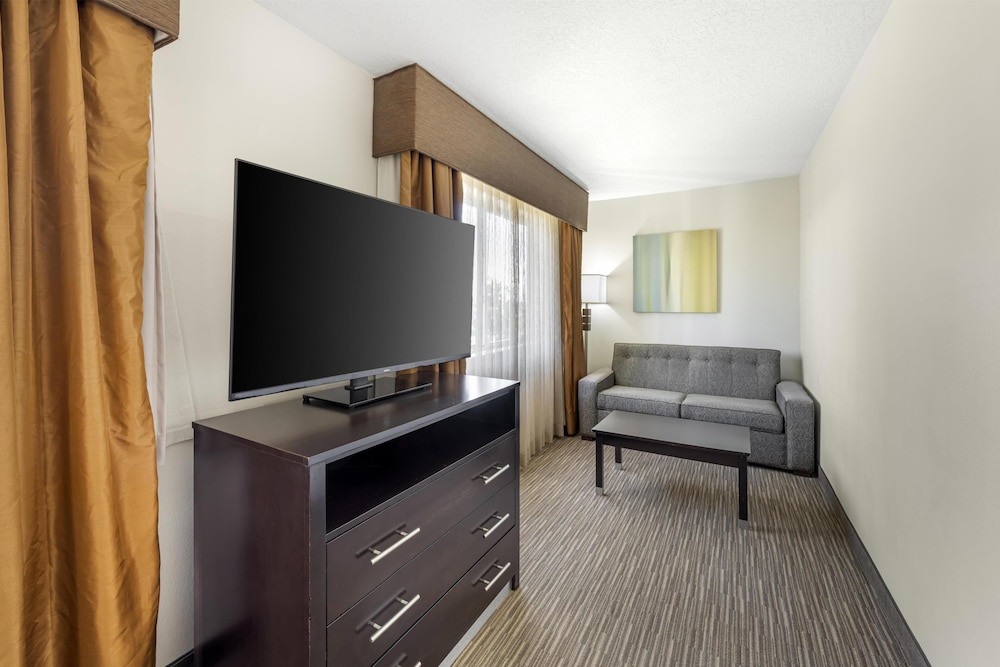 Best Western Plus The Four Corners Inn 63/69