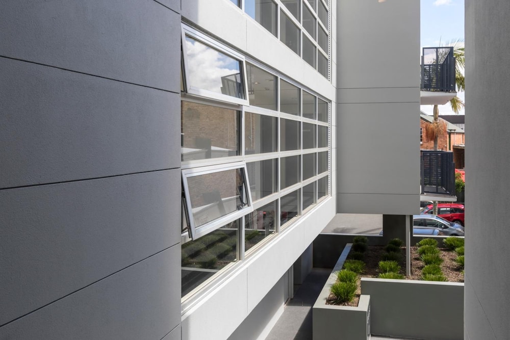 Quest Ponsonby 6/44