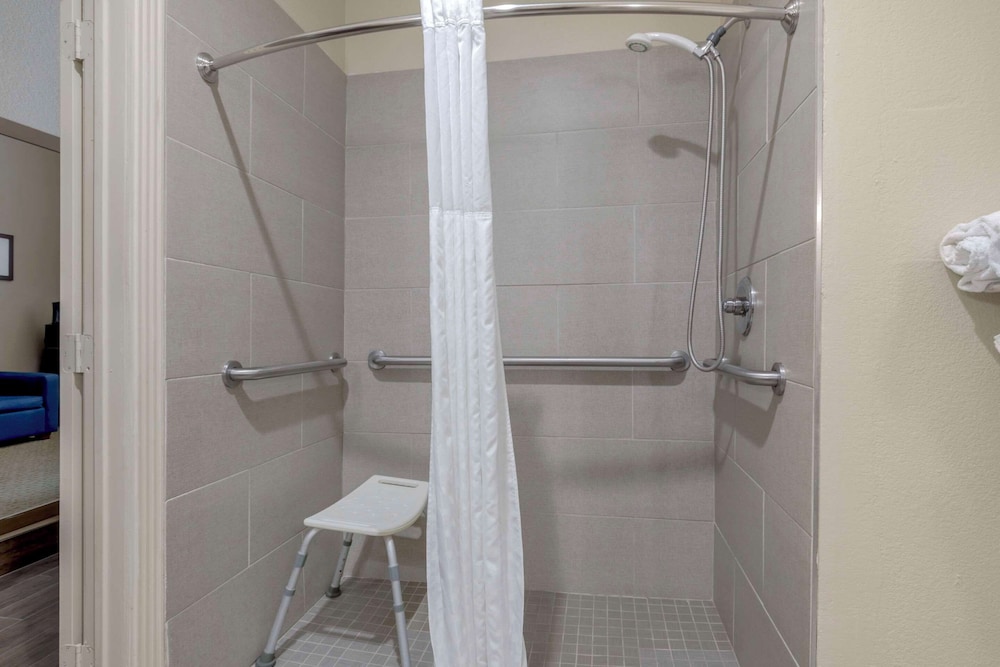 جناح بسرير كينج مع أريكة لذوي الإعاقة، Comfort Suites Benbrook - Fort Worth Southwest 3/3