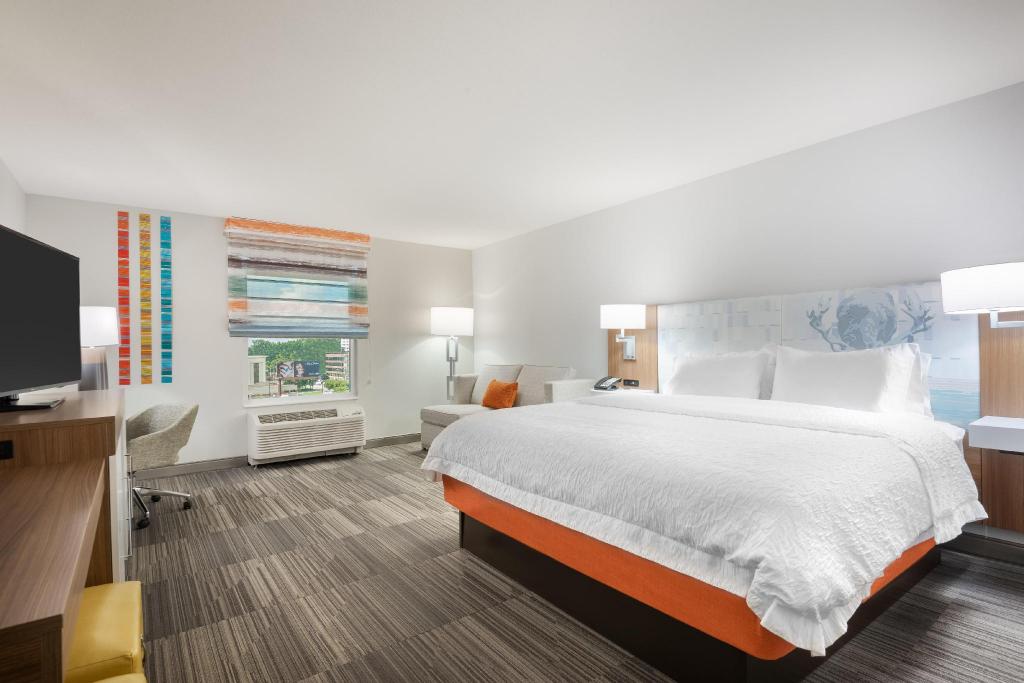 ROOM, KING BED, SOFA, ACCESSIBLE