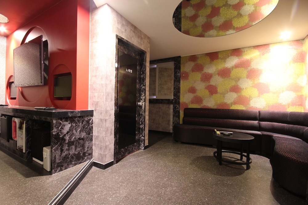 V Hotel 5/44