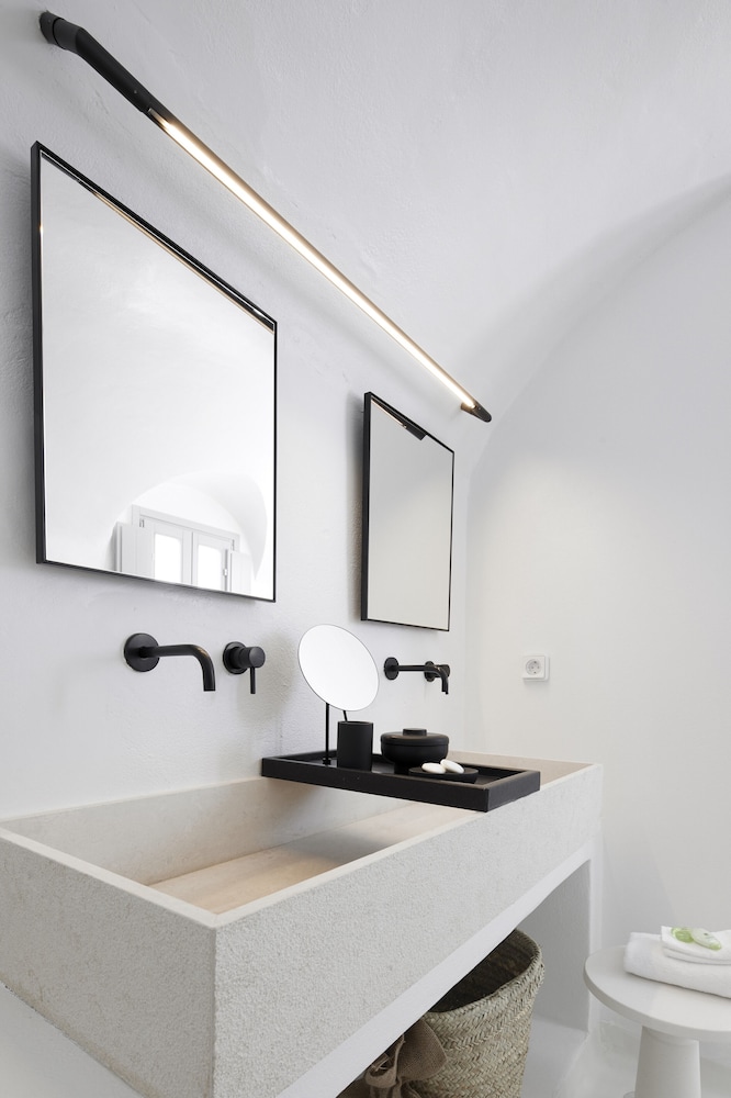 Charisma Suites 60/62