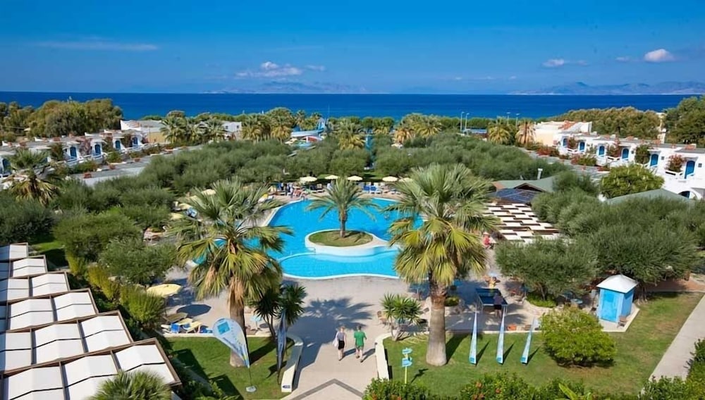 Alex Beach Hotel Bungalows 8/32