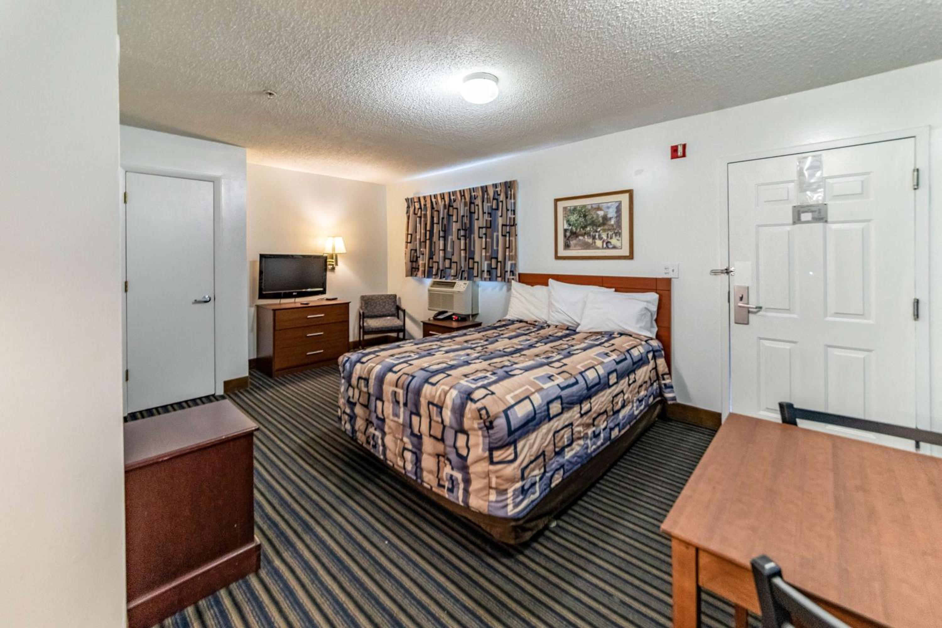 DELUXE, QUEEN BED, SMOKING
