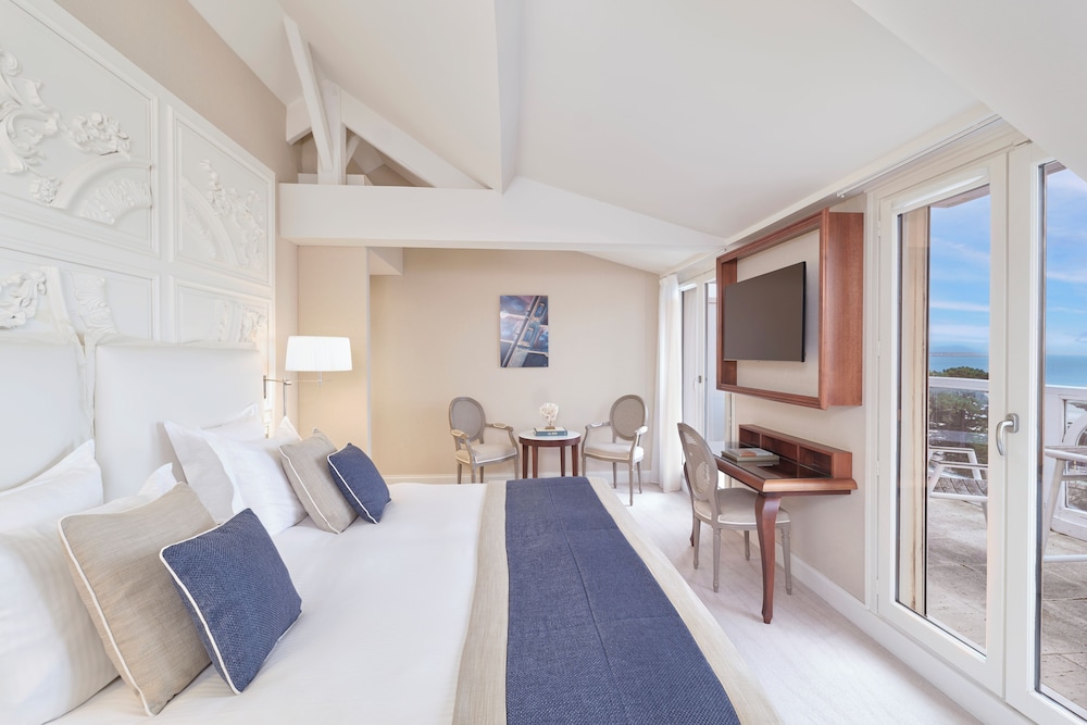 جناح جونيور بسرير مزدوج بإطلالة على البحر، Hotel Barriere Le Royal La Baule 2/2