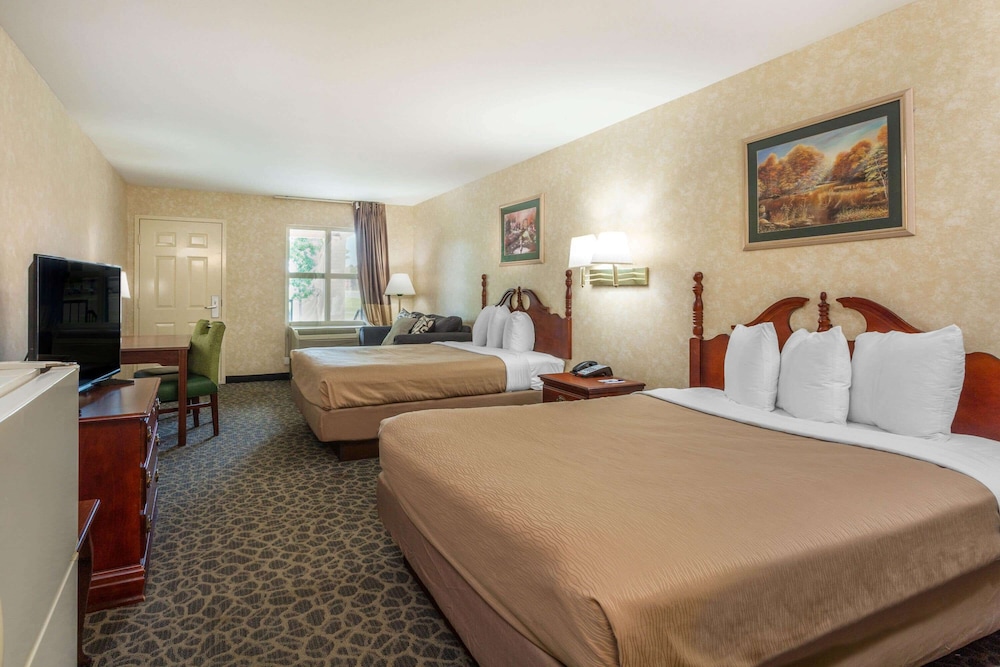 Brentwood Inn and Suites (ex. Americas Best Value Inn and Suites Glen Allen/Richmond) 17/42