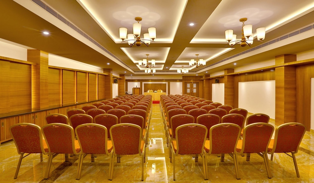 Amber Dale Luxury Hotel and Spa, Munnar (ex PLUM JUDY - THE LEISURE HOTEL) 47/50