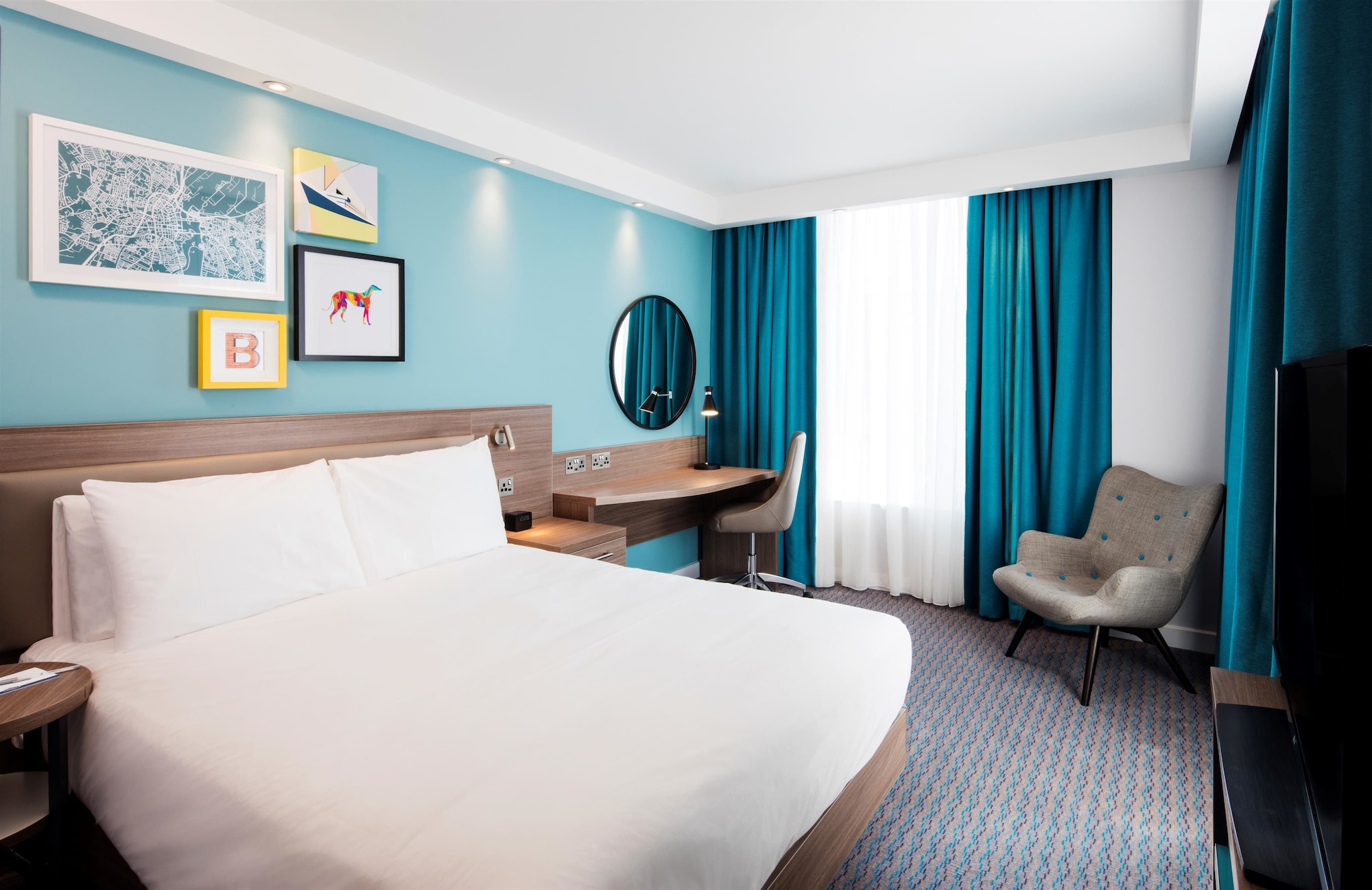 ROOM, QUEEN BED, CORNER