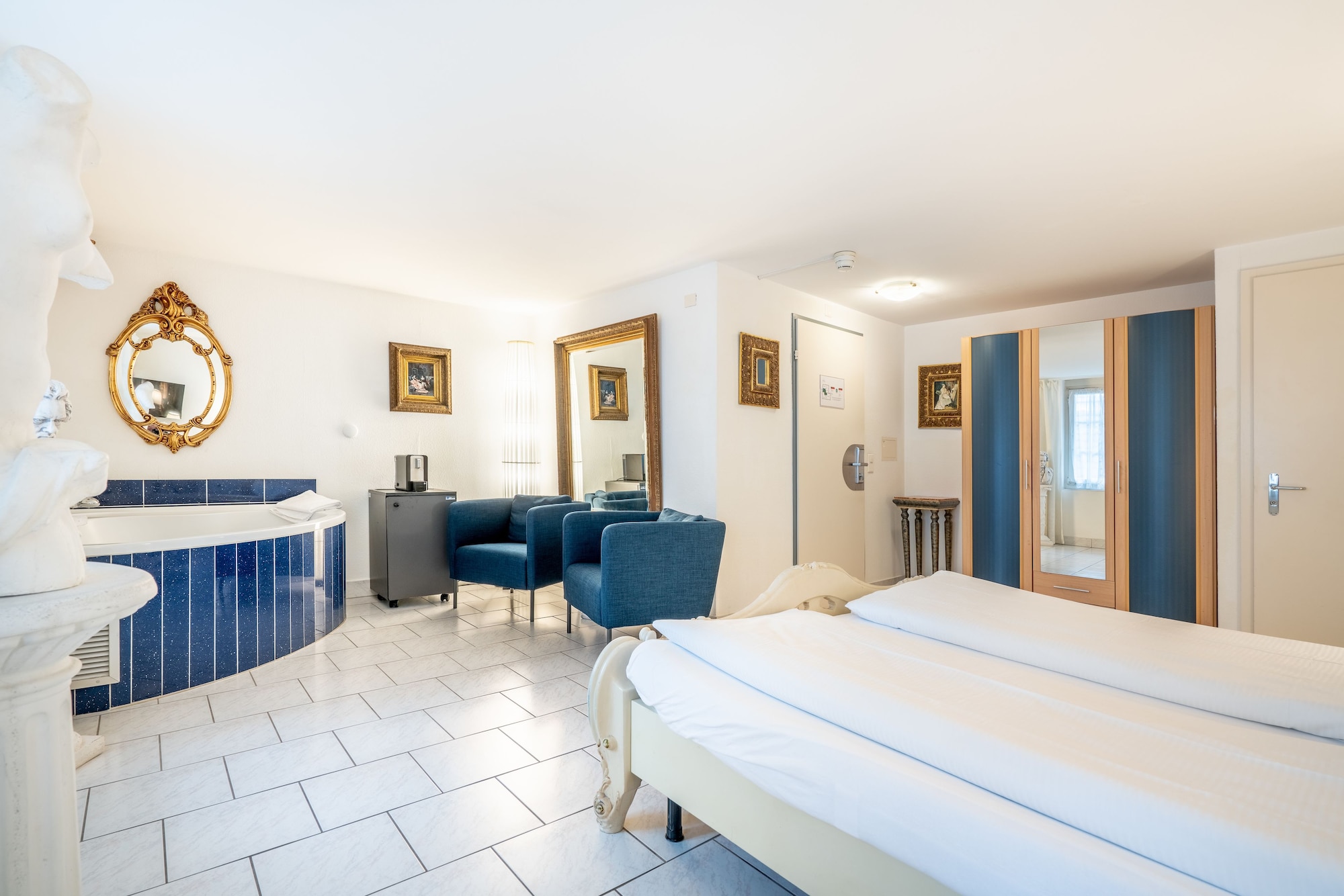 SUITE, QUEEN BED