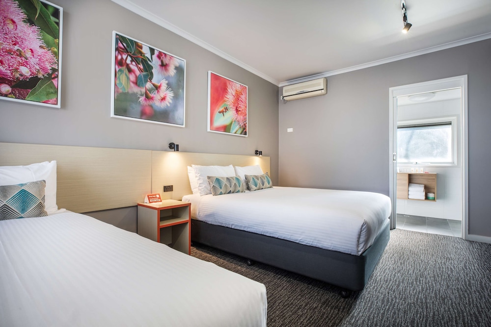 STUDIO, QUEEN BED, WITH EXTRA BED