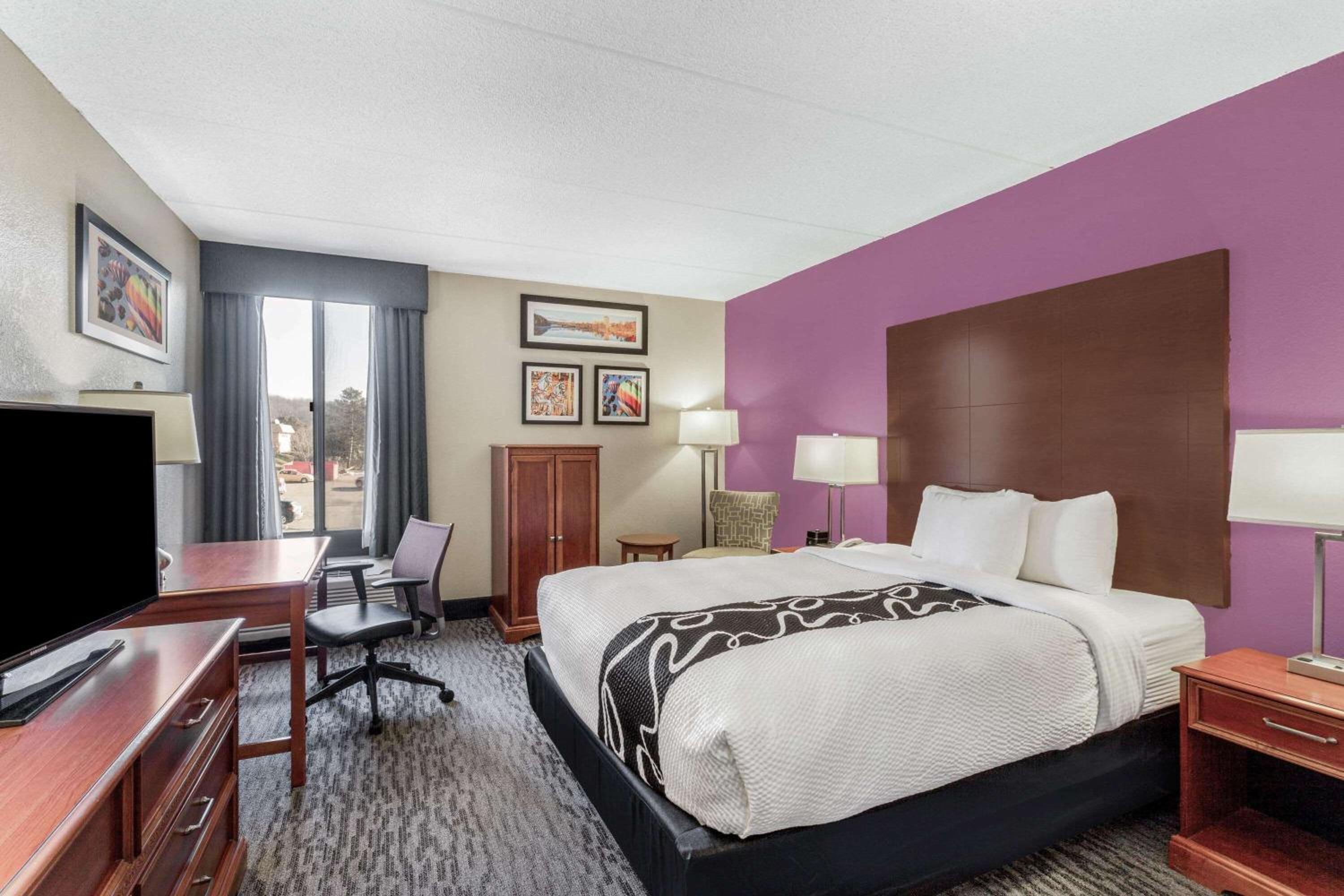 Room, Queen Bed, Bathtub, Accessible